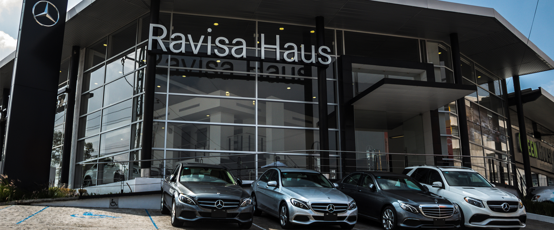Ravisa Nuestro motor es la satisfacción de nuestros clientes en cada visita a nuestras agencias, trabajamos todos los días para dar el mejor servicio en cada punto de venta, atención a tu vehículo y te acompañamos en cada paso que das para seleccionar a tu compañero de viaje.